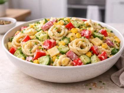 Sałatka z tortellini i warzywami – prosty przepis na imprezę