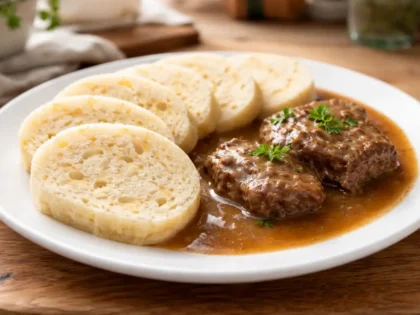 Czeskie knedliki (houskové knedlíky) – prosty przepis na miękkie i sprężyste dodatki do sosu