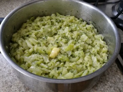 Jak zrobić młodą kapustę, żeby była bardzo smaczna i nie wodnista? 6 błędów, które psują smak