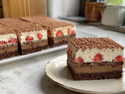Ciasto ambasador z truskawkami – prosty przepis na efektowny deser